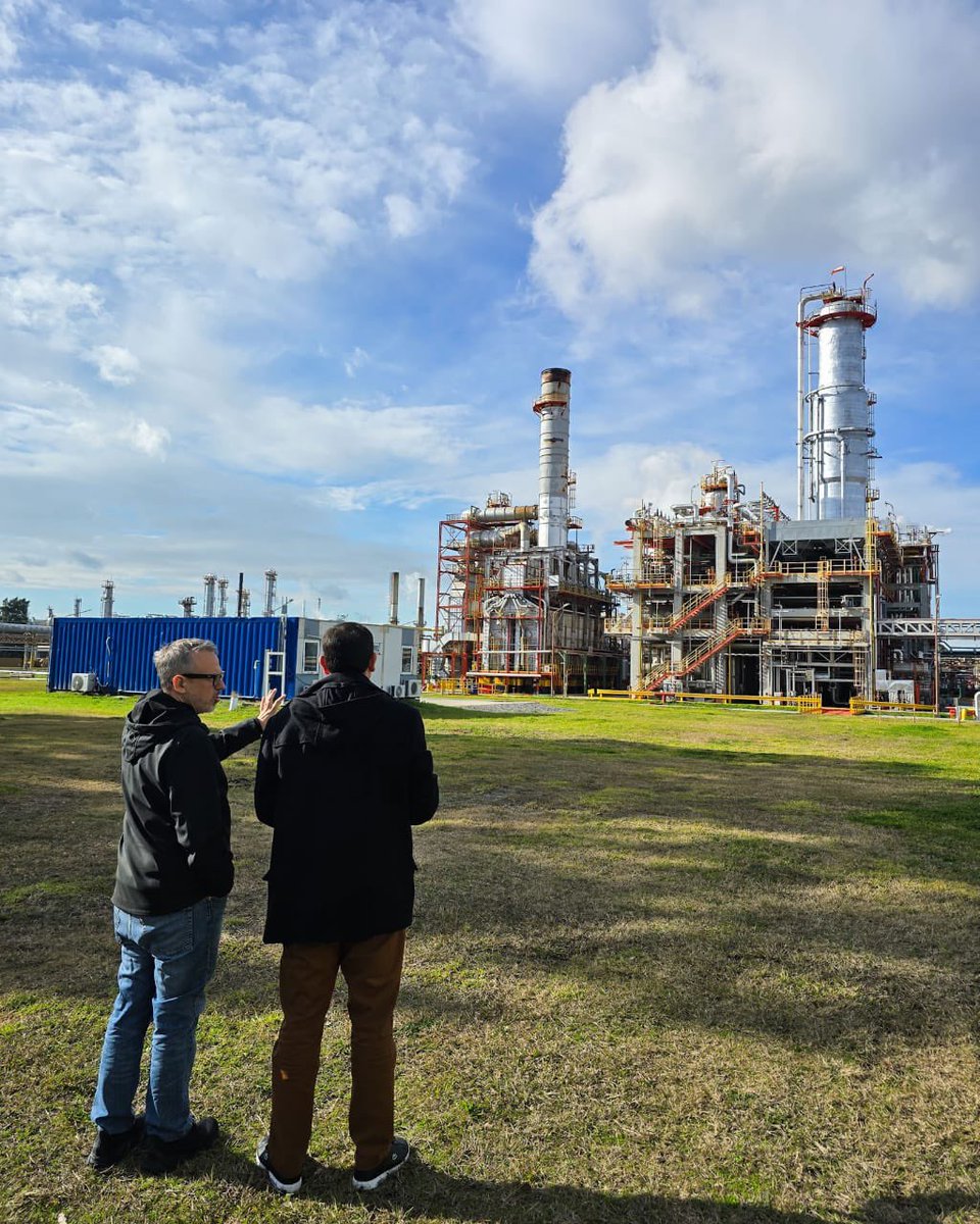 dievalen's tweet photo. Gran visita al Complejo Industrial Mosconi de YPF en Ensenada, uno de los principales polos energéticos del país. Más de 1.500 personas trabajan todos los días para transformar el petróleo —que llega desde Vaca Muerta y Coronel Rosales por ductos— en combustibles y productos petroquímicos esenciales para mover el transporte, la industria y la economía argentina.

@YPFoficial @HoracioMarin_ok