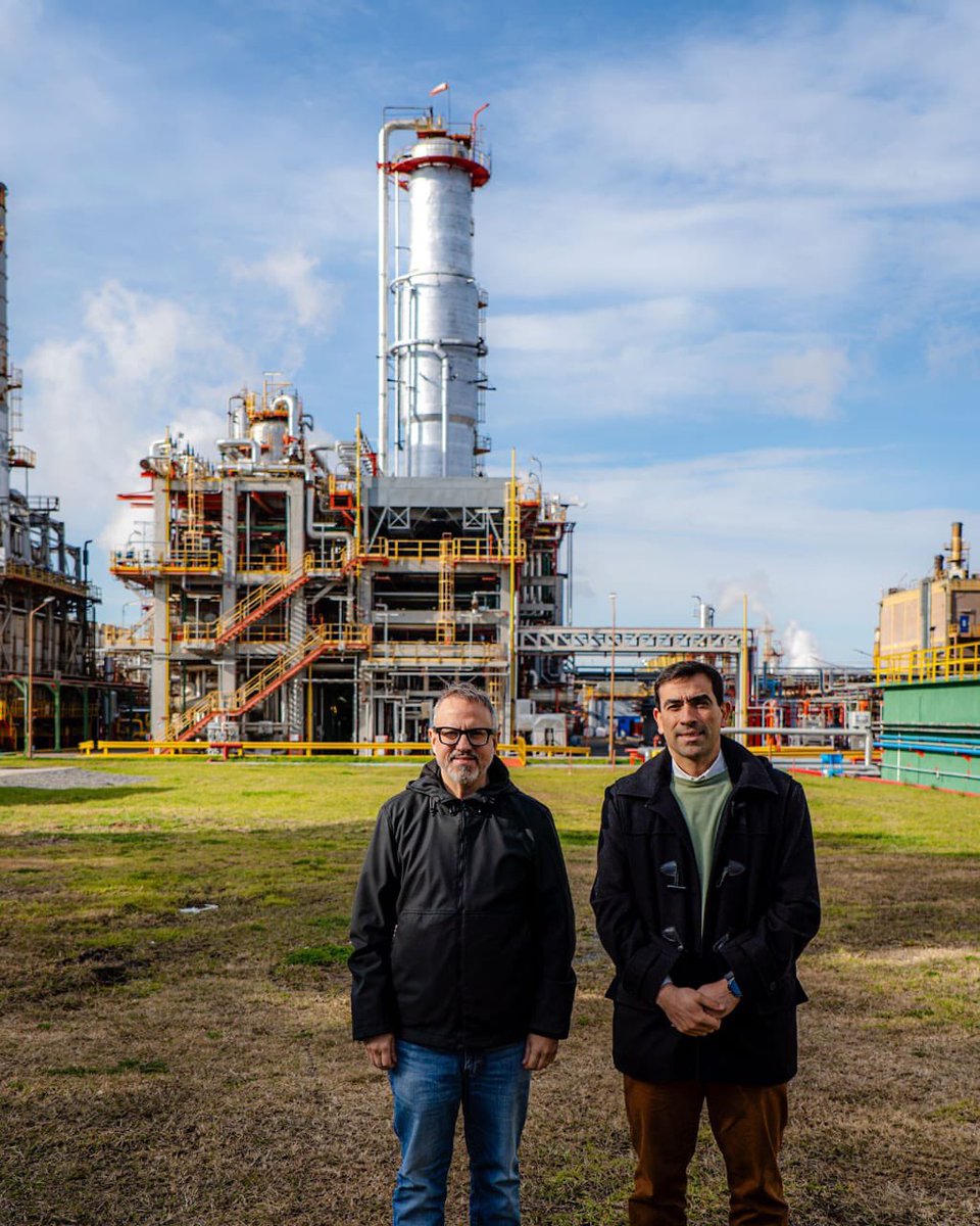 dievalen's tweet photo. Gran visita al Complejo Industrial Mosconi de YPF en Ensenada, uno de los principales polos energéticos del país. Más de 1.500 personas trabajan todos los días para transformar el petróleo —que llega desde Vaca Muerta y Coronel Rosales por ductos— en combustibles y productos petroquímicos esenciales para mover el transporte, la industria y la economía argentina.

@YPFoficial @HoracioMarin_ok