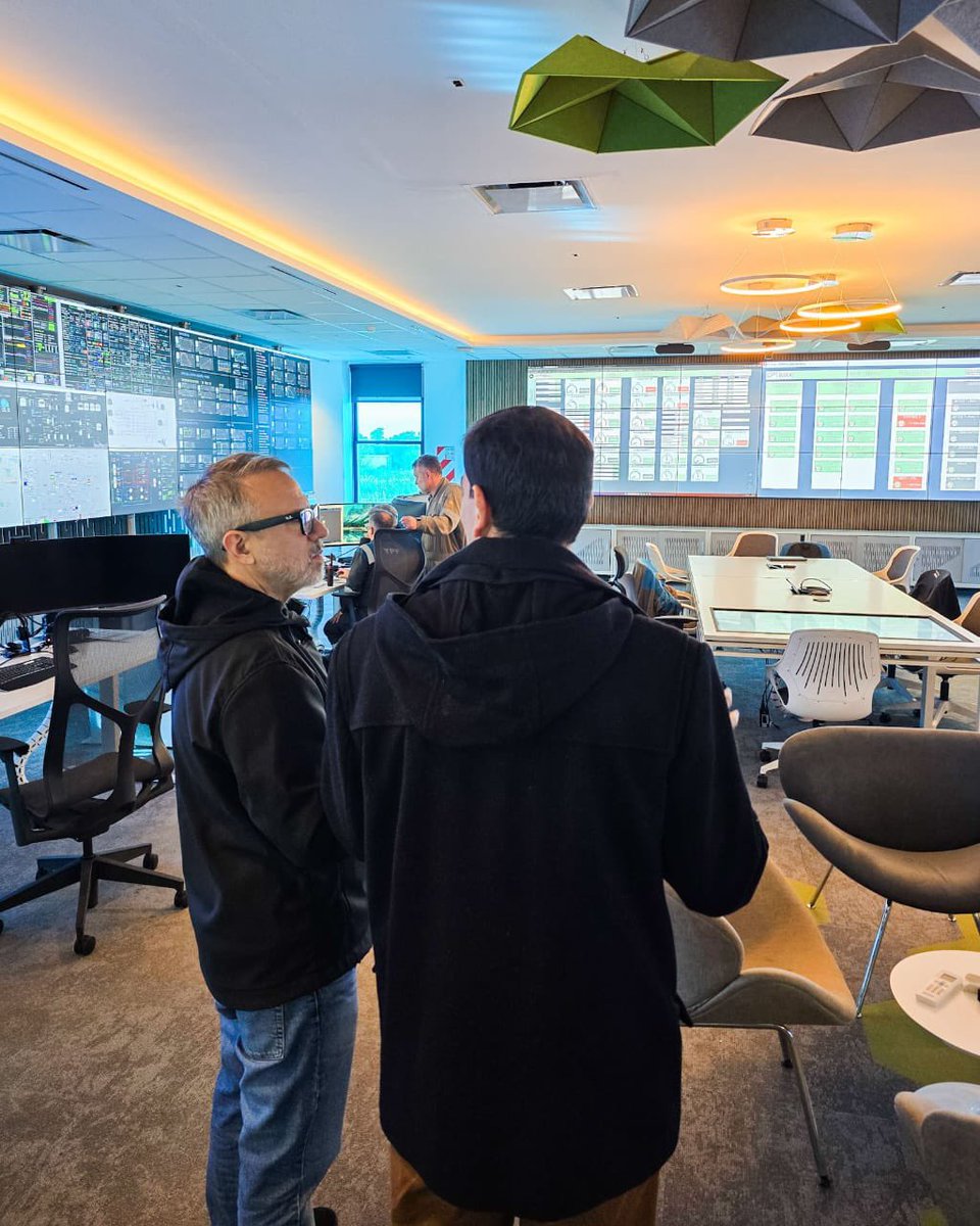 dievalen's tweet photo. Gran visita al Complejo Industrial Mosconi de YPF en Ensenada, uno de los principales polos energéticos del país. Más de 1.500 personas trabajan todos los días para transformar el petróleo —que llega desde Vaca Muerta y Coronel Rosales por ductos— en combustibles y productos petroquímicos esenciales para mover el transporte, la industria y la economía argentina.

@YPFoficial @HoracioMarin_ok