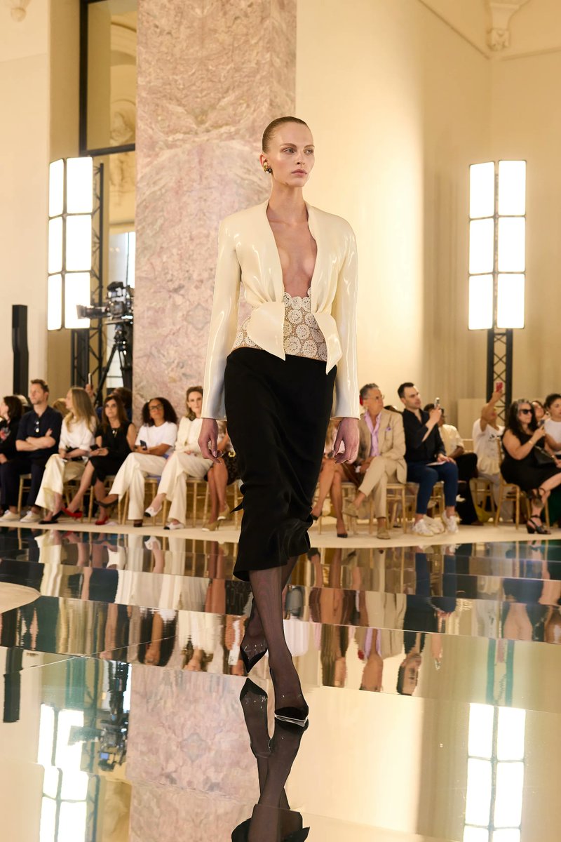 Miki_Trent's tweet photo. Schiaparelli
Fall 2026
Haute Couture https://t.co/tDcYK54dsF