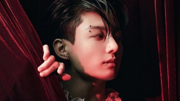 whsggthv's tweet photo. #Kooktaeau ⋆ the life of a showboy 

jk nunca se imaginaría que su noche tranquila de viernes tuviera un desenlace tan inesperado: acabar en un burlesque y no uno cualquiera; de drag queens. Lo que desencadenaría una atracción inusual por cierta drag rubia. https://t.co/D7GXSsBpOI