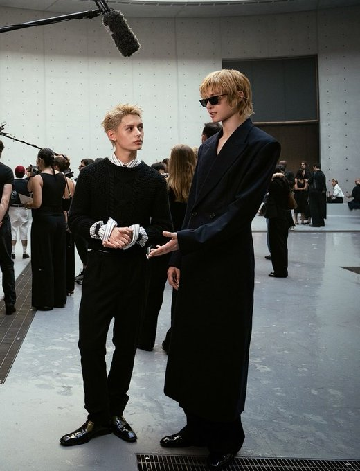 iconprodz's tweet photo. the way martin is so tall, it must feel feel so comforting when james embraces him https://t.co/J8OspuAbDi