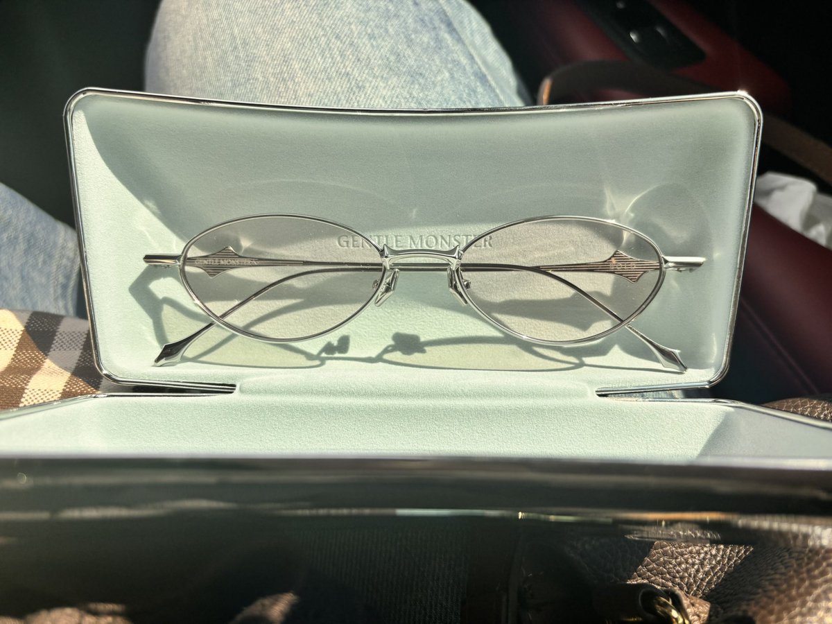 _irisxj_'s tweet photo. certified nerd now 🤓 

#gentlemonster #eden02 https://t.co/evUQ8EJBXT