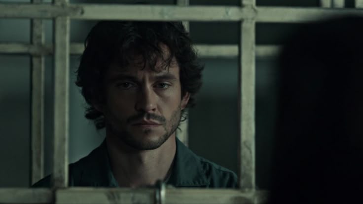 mizumonokiky's tweet photo. Way too many people ignore how much he dissociates during his prison time and I will say something. He didn't have the privileges Hannibal had. Hannibal had books, coal to draw fucking gold in his walls meanwhile Will didn't even have a pillow or sheets (ik why jst let me be mad) https://t.co/HqZTPHIzLf