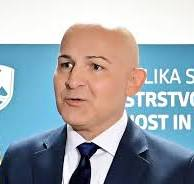 AVrabic's tweet photo. V Ljubljani vse centralizirano danes in nikoli več

»Ja. Ministrstvo za izobraževanje, znanost in mladino želim preseliti v Novo mesto. To je prvič, da to javno povem, čeprav o tej možnosti razmišljam že od začetka mandata. Pri tem ne govorim o simbolični selitvi ministrove pisarne ali nekaj zaposlenih. Takšne piarovske poteze me ne zanimajo. Če se projekta lotimo, se ga moramo lotiti resno. Moj cilj je preselitev celotnega ministrstva, ne zgolj sprememba naslova na dopisnem papirju. Seveda gre za zahteven organizacijski projekt. Ministrstvo ima približno 400 zaposlenih, zato je treba zagotoviti ustrezne prostorske, prometne in organizacijske pogoje ter poskrbeti, da bo prehod potekal nemoteno.

Verjamem pa, da je to korak v pravo smer. Če želimo decentralizacijo jemati resno, jo mora začeti uresničevati tudi država sama. Ni dovolj, da o policentričnem razvoju govorimo – pokazati ga moramo tudi v praksi. Ocenjujem, da bi ob dobri pripravi takšen projekt lahko izvedli nekje do sredine mandata te vlade.«, @BorutRoncevic 
👍🍀🍀🍀🍀

Podpiramo.