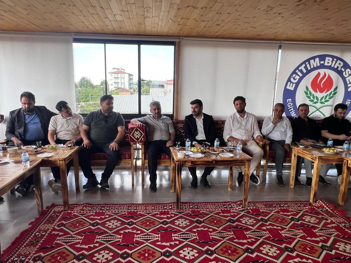 mstemrebalci's tweet photo. 📍Malatya 

Malatya Memur-Sen İl Temsilcimiz @hsoylemez0244 , Genç Memur-Sen İl Başkanımız @MehmetAcikgozz ve değerli teşkilat mensuplarımızla bir araya gelerek çalışmalarımızı ve projelerimizi konuştuk.

Bu vesileyle sivil toplum kuruluşları ile birlikte organize edilen aşure dağıtımına katıldık. 

Kıymetli başkanlarımıza ve teşkilatımıza teşekkür ediyoruz. 

@gmsmalatya44