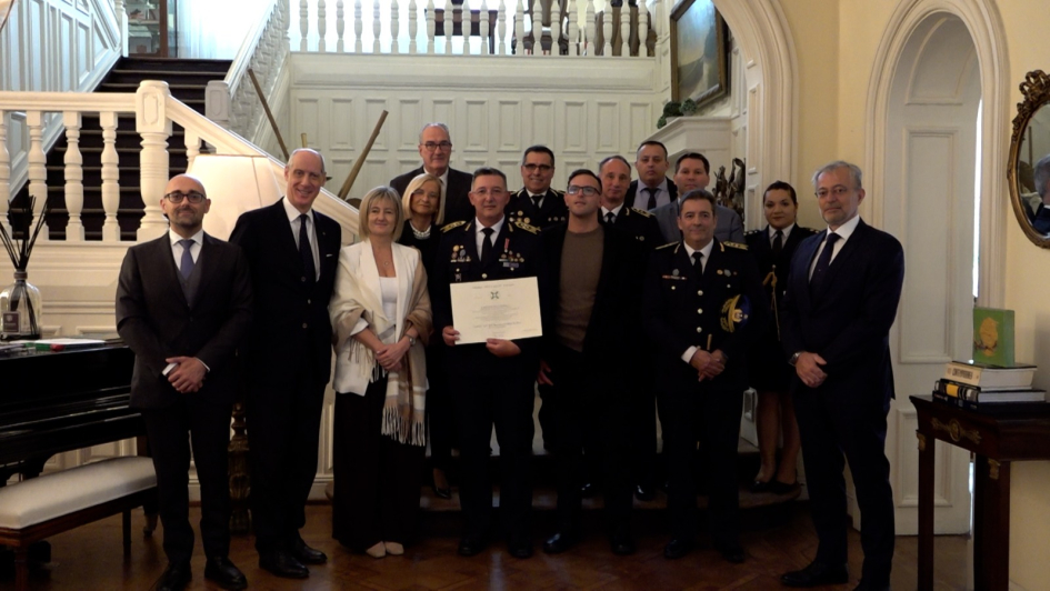 Minterioruy's tweet photo. El Director de la Policía Nacional, Comisario General (R) José Manuel Azambuya, recibió la Orden de la Estrella de Italia en el grado de Caballero.

La distinción, otorgada por la República Italiana, reconoce su trayectoria y su aporte al fortalecimiento de la cooperación policial entre Italia y Uruguay. La ceremonia contó con la presencia de la Subsecretaria del Ministerio del Interior, Cra. Gabriela Valverde; el Subdirector Ejecutivo de la Policía Nacional, Comisario General (R) Robert Taroco; y otras autoridades.

https://t.co/62NX1QXoKk