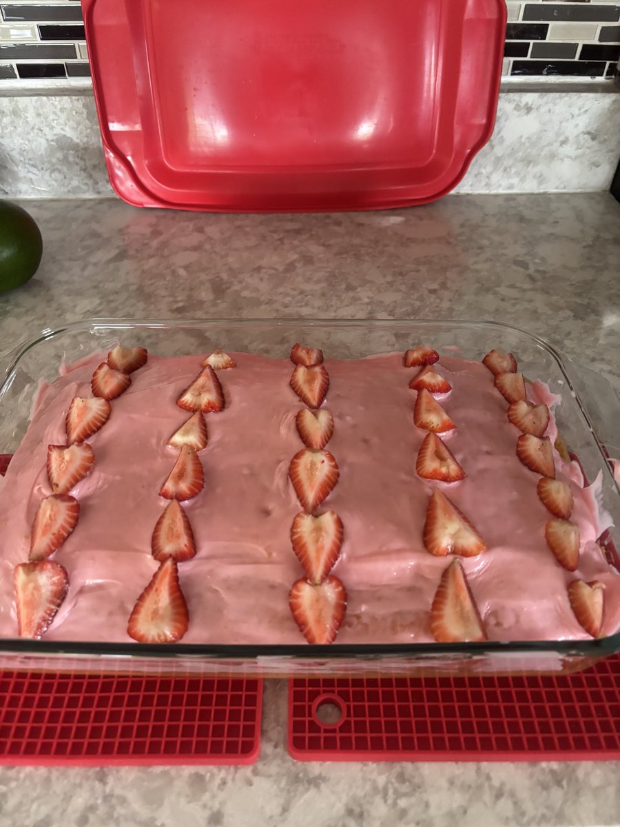 floweritachi's tweet photo. made myself a little strawberry cake https://t.co/jYmZuAyVuR