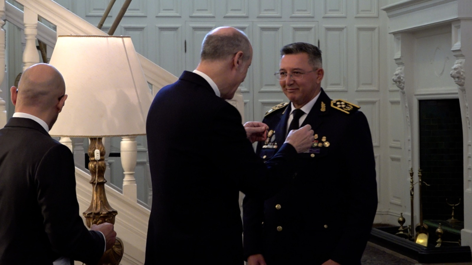Minterioruy's tweet photo. El Director de la Policía Nacional, Comisario General (R) José Manuel Azambuya, recibió la Orden de la Estrella de Italia en el grado de Caballero.

La distinción, otorgada por la República Italiana, reconoce su trayectoria y su aporte al fortalecimiento de la cooperación policial entre Italia y Uruguay. La ceremonia contó con la presencia de la Subsecretaria del Ministerio del Interior, Cra. Gabriela Valverde; el Subdirector Ejecutivo de la Policía Nacional, Comisario General (R) Robert Taroco; y otras autoridades.

https://t.co/62NX1QXoKk
