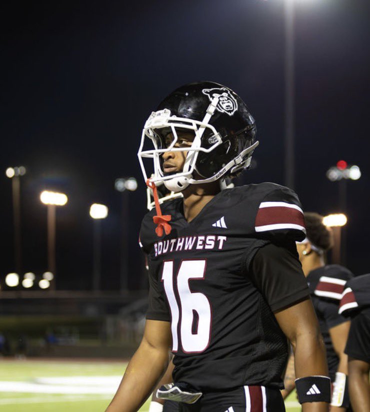 smccfootball's tweet photo. The Southwest Football family mourns the loss of Nolan Wells. We extend our deepest condolences to his parents, family, friends, teammates, coaches, and everyone whose life was touched by him. We Love you Nolan 🕊️💙 https://t.co/zcyXlmZECl