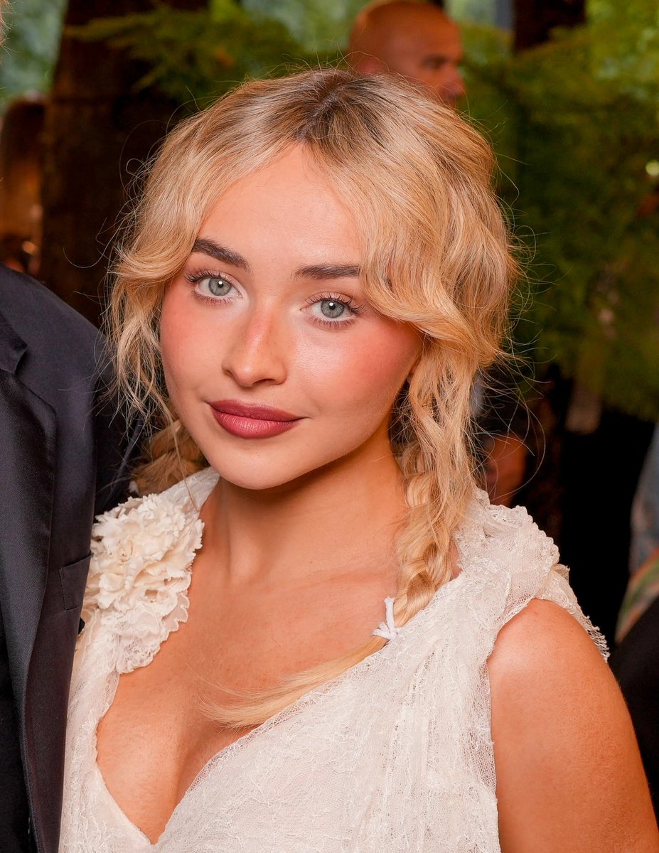 JumpTrailers's tweet photo. Sabrina Carpenter at the Dior fashion show.

📸 (Getty) https://t.co/RmyB84WLOn