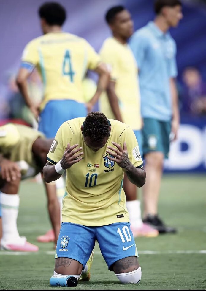 BernieBryasm6's tweet photo. The final image. Devastated, in tears, praying, pure sadness. Neymar retires from from international football😔💔🇧🇷
We will not see him feature in a Brazil shirt anymore💔❤️‍🩹🇧🇷
It’s over😭😔, We will our miss you our prince 🐐👑🥺😭 https://t.co/YMDYvImA71