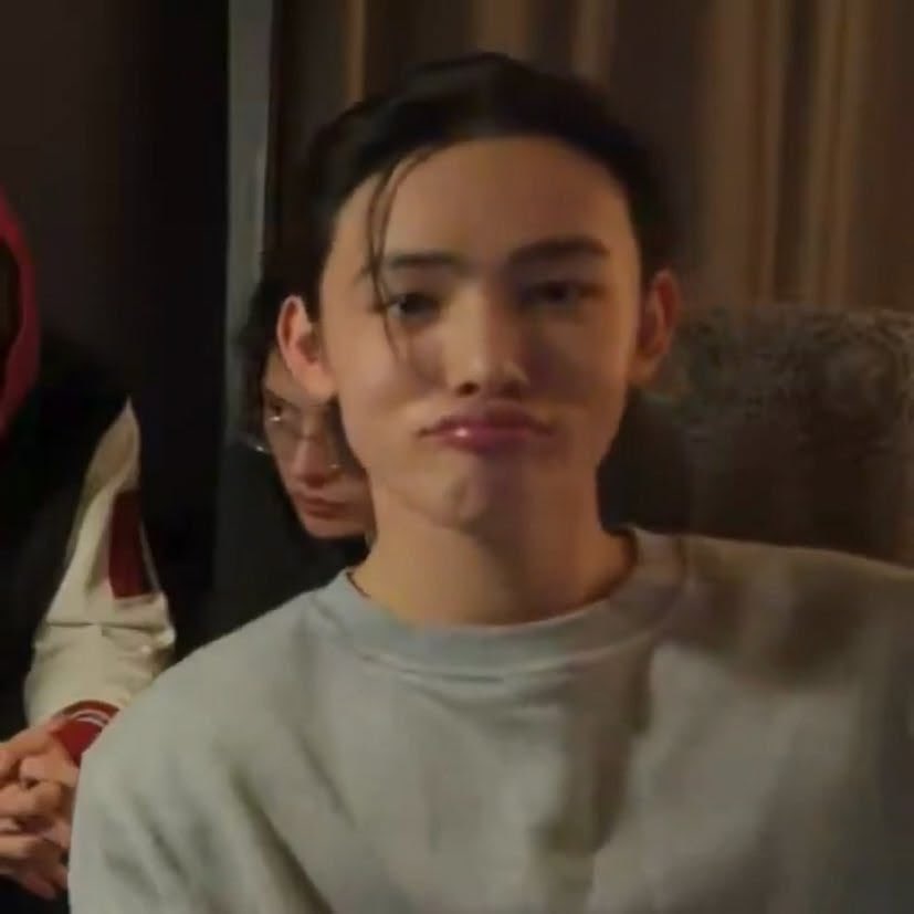 eomseaniee's tweet photo. everytime hyeon goes live ( •̅ɞ•̅ ) https://t.co/pLlqhhz0Un