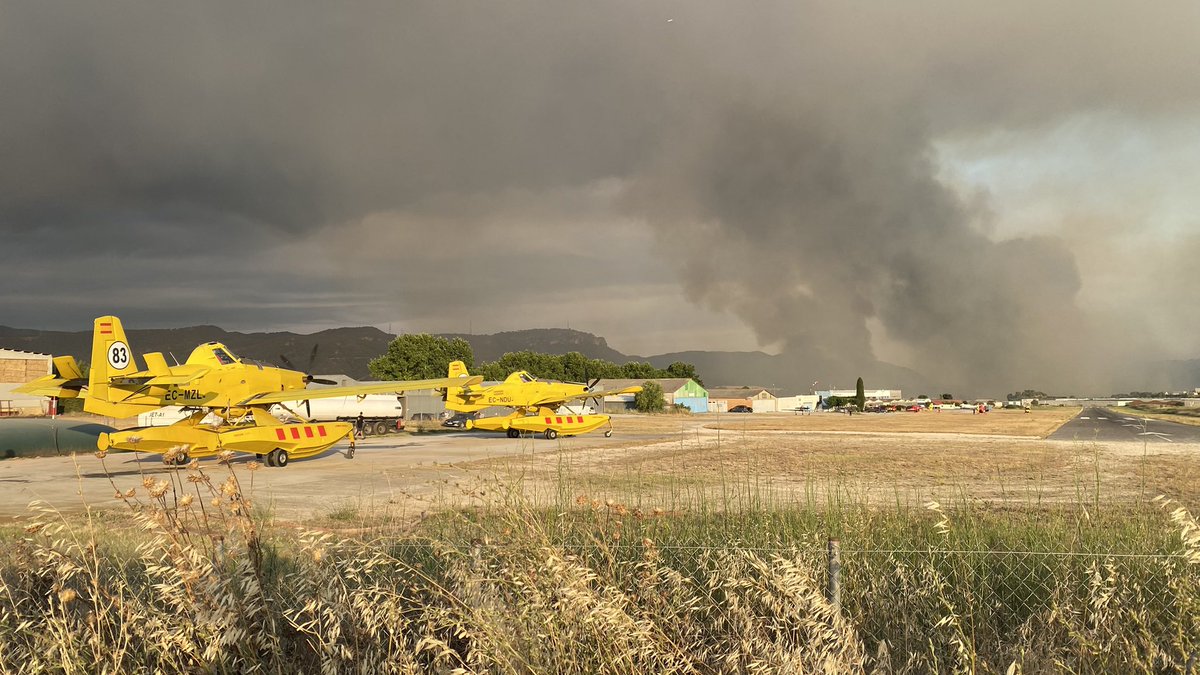 OriolViladrich's tweet photo. I amb aquestes fotos deixo LEIG amb la sensació que,  per culpa de la simultaneïtat, no s’ha pogut fer suficient amb els MAER. De tornada encara es veien flames a la carena, se’ns ha cremat una part ben maca de la comarca #IFAnoia #IFCarme. https://t.co/Y4iwsaglMG