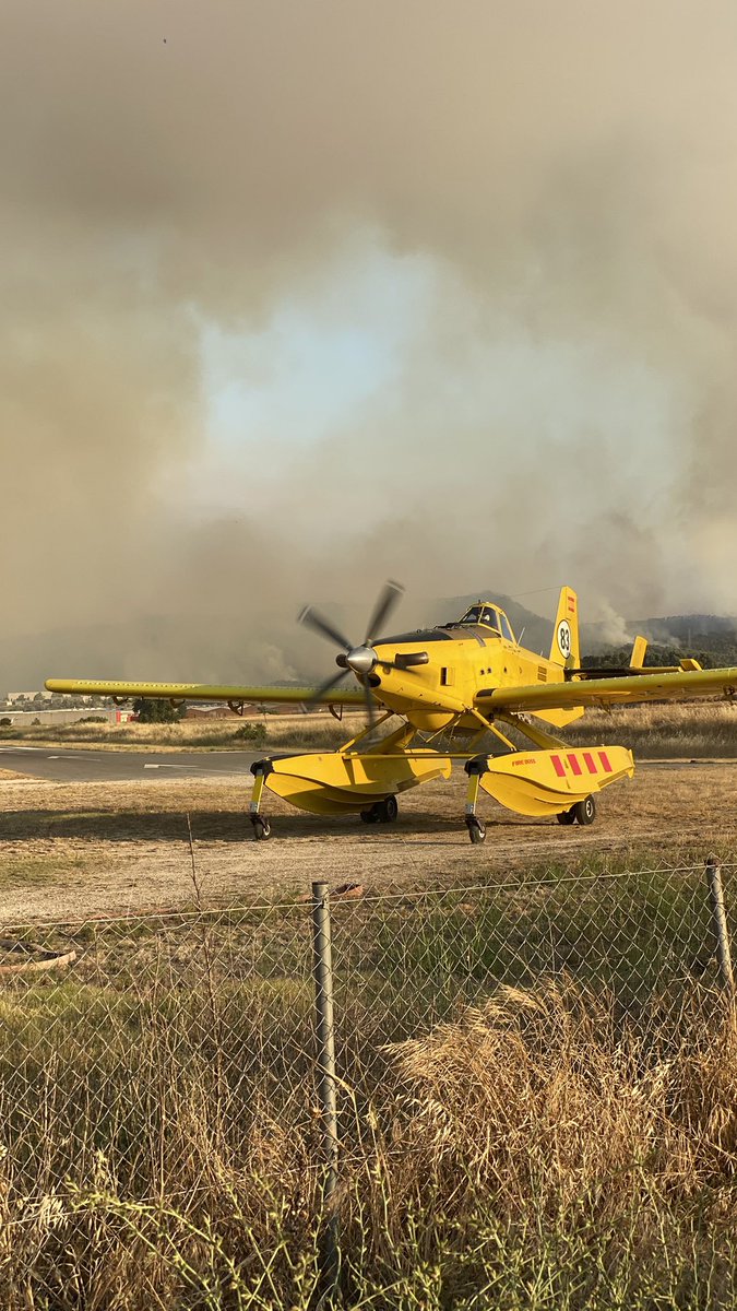 OriolViladrich's tweet photo. I amb aquestes fotos deixo LEIG amb la sensació que,  per culpa de la simultaneïtat, no s’ha pogut fer suficient amb els MAER. De tornada encara es veien flames a la carena, se’ns ha cremat una part ben maca de la comarca #IFAnoia #IFCarme. https://t.co/Y4iwsaglMG
