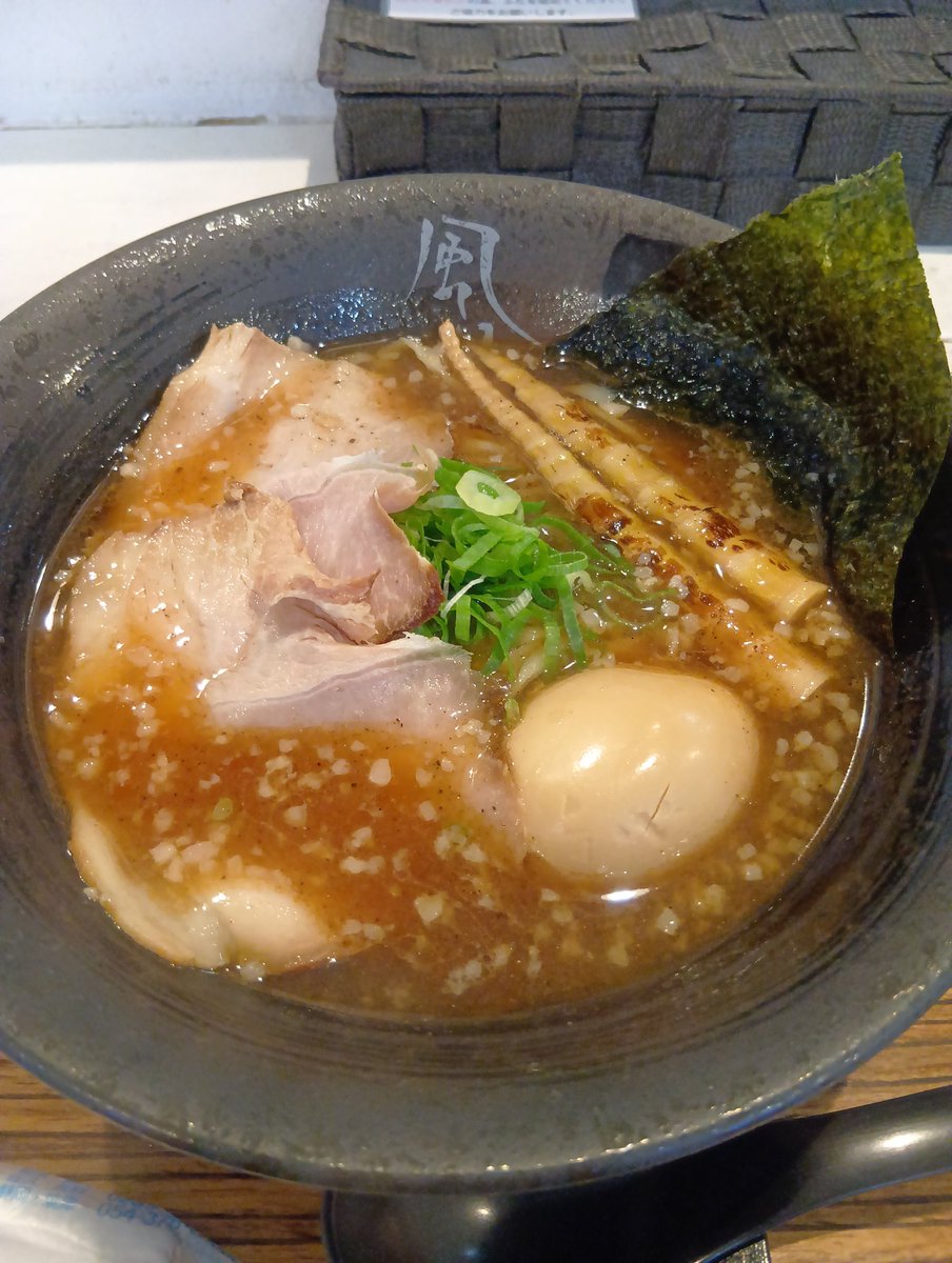 gmarusan's tweet photo. 麺心　風見鶏@佐久（昨日）。
鶏中。

風見鶏さんで　レギュラー🍜
コレは何度食べても飽きないね〜🤤

風見鶏さん　営業時間変更_φ(･_･
通し営業で、夜は早めに閉まるのね。
21時クローズということは、
文蔵BLACKさんと一緒ですね。 https://t.co/wr5fmKdjzU