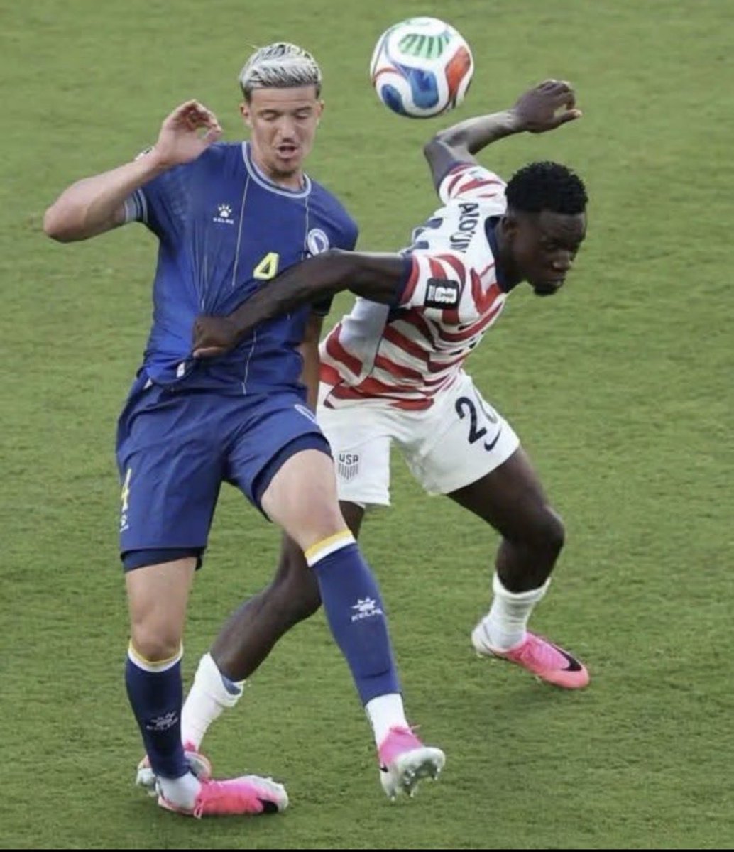 MiltStegallTSN's tweet photo. For those who actually know soccer, aka fútbol, is this a straight red card? https://t.co/8QO4a5uuCl