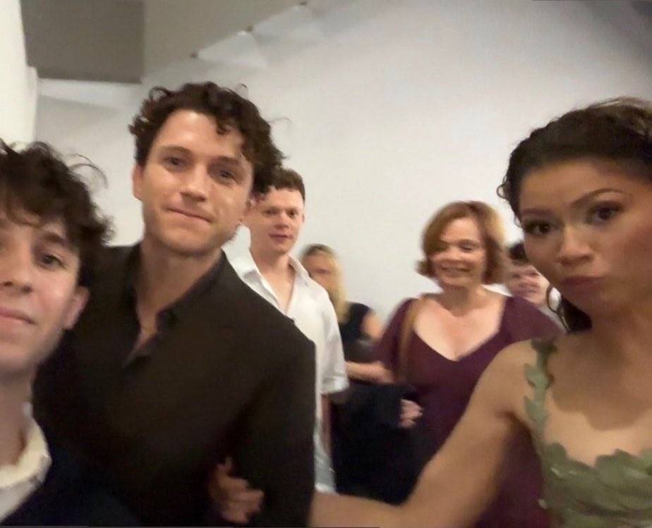 _nahmt's tweet photo. Zendaya and family of Tom Holland 🥹 https://t.co/dRieoWWMLG