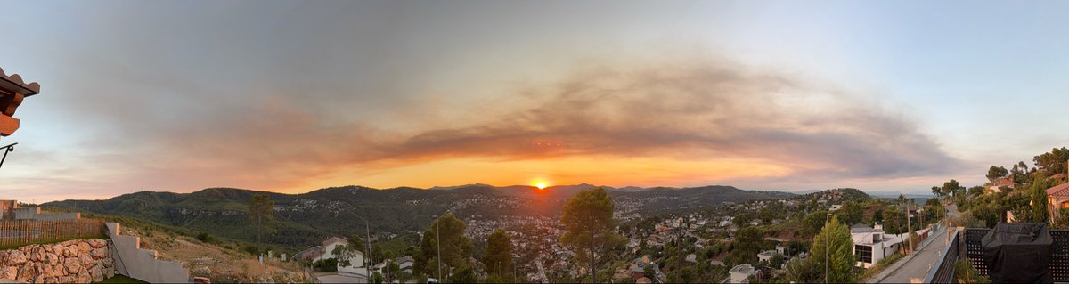 plaki21's tweet photo. Quina tristor veure els #incendis des de #Vallirana https://t.co/hwYuDGUAKC