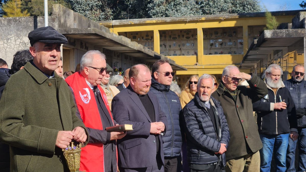 palotinosxmvj's tweet photo. Luego nos dirigimos al Cementerio Municipal, donde nuestro delegado provincial, el Padre Pablo Bocca, ofició el gesto religioso acompañado de la colocación de una ofrenda floral y de una placa recordatoria, frente a la parcela donde descansan los restos de Alfie, Alfredo y Pedro https://t.co/UDVLL3fTOB