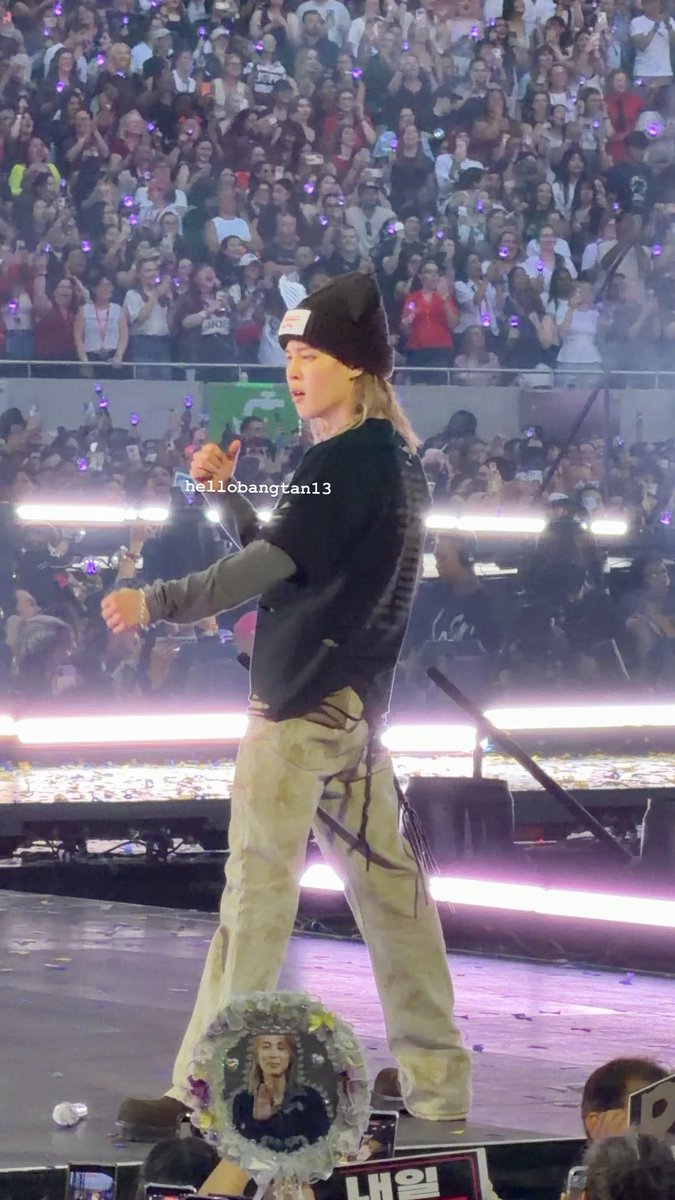 hellobangtan13's tweet photo. jimin really threw his mic on the ground because he was so ready to square up with hobi then immediately sat down to pick it back up after realizing what he’d done 😭 he’s actually too adorable.

#BTS_ARIRANG_LONDON https://t.co/GyRO1Q1Rw8