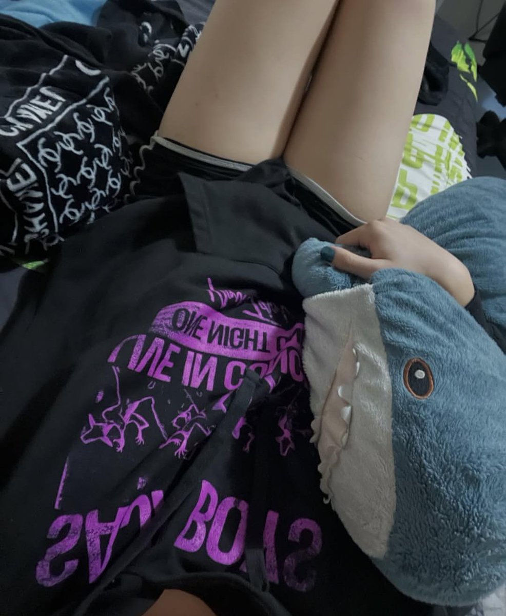 Olavia_femmy01's tweet photo. Just me, my shark, and a cozy day. 🦈🖤🥵
.
.
.
#FemboyAesthetic #Blahaj #SharkPlush #CozyVibes #AltStyle #CuteOutfit #SoftAesthetic #Aesthetic #ThighHighs #LoungeWear #AnimeStyle #XPost #Fashion https://t.co/b81eHU3Ol3
