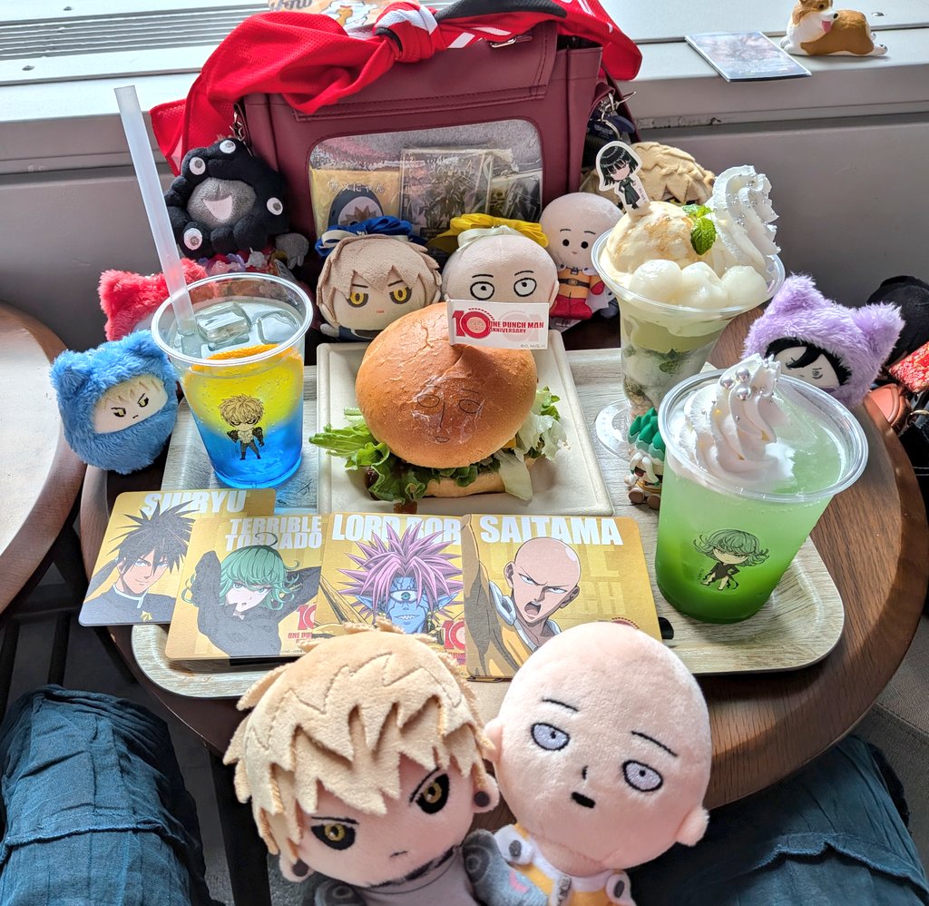 IDOLISH10's tweet photo. 土曜日にワンパンマン展行ってきました〜安定のGSセットと超能力姉妹のセット！先生コースター嬉しい✨️
教訓…写真撮るなら窓際はやめときましょうめっちゃ逆光^_^; https://t.co/yJQJgdTl7E