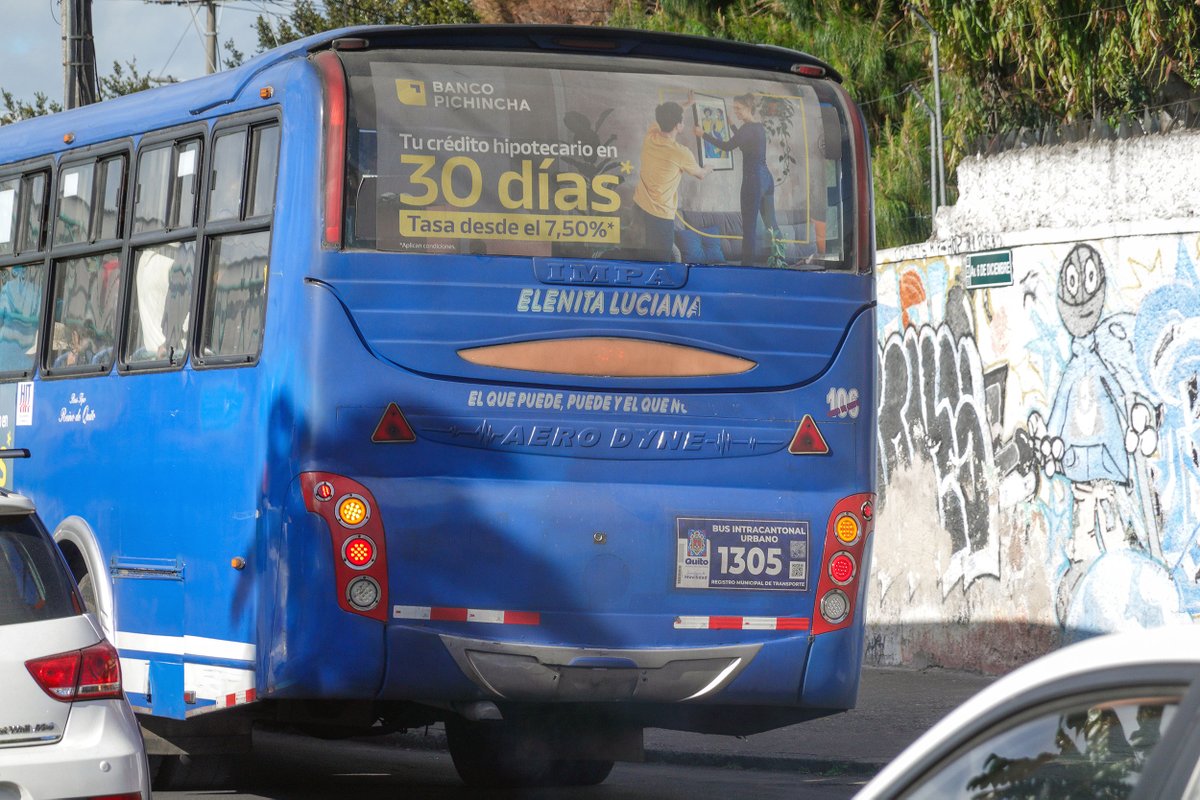 NoNegligencia's tweet photo. Desde un año (foto) este bus de RM 1305 circulaba sin placas. Para la @AMT_Quito ningún problema, no consta sanción.
Hace poco, la @movilidadquito_ autorizó el cambio de socia mientras el bus seguía sin placas (video).
Se inventaron el cuento de que placas no son obligatorias. https://t.co/34VEZ78ZM2
