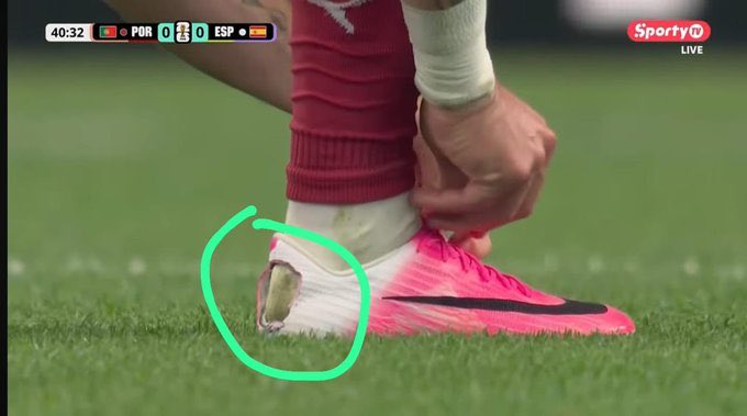 Krausmar's tweet photo. Maybe your shoe just isn’t that great if you’re cutting half of the back off it.

 #PORESP https://t.co/00U3SFLKWH