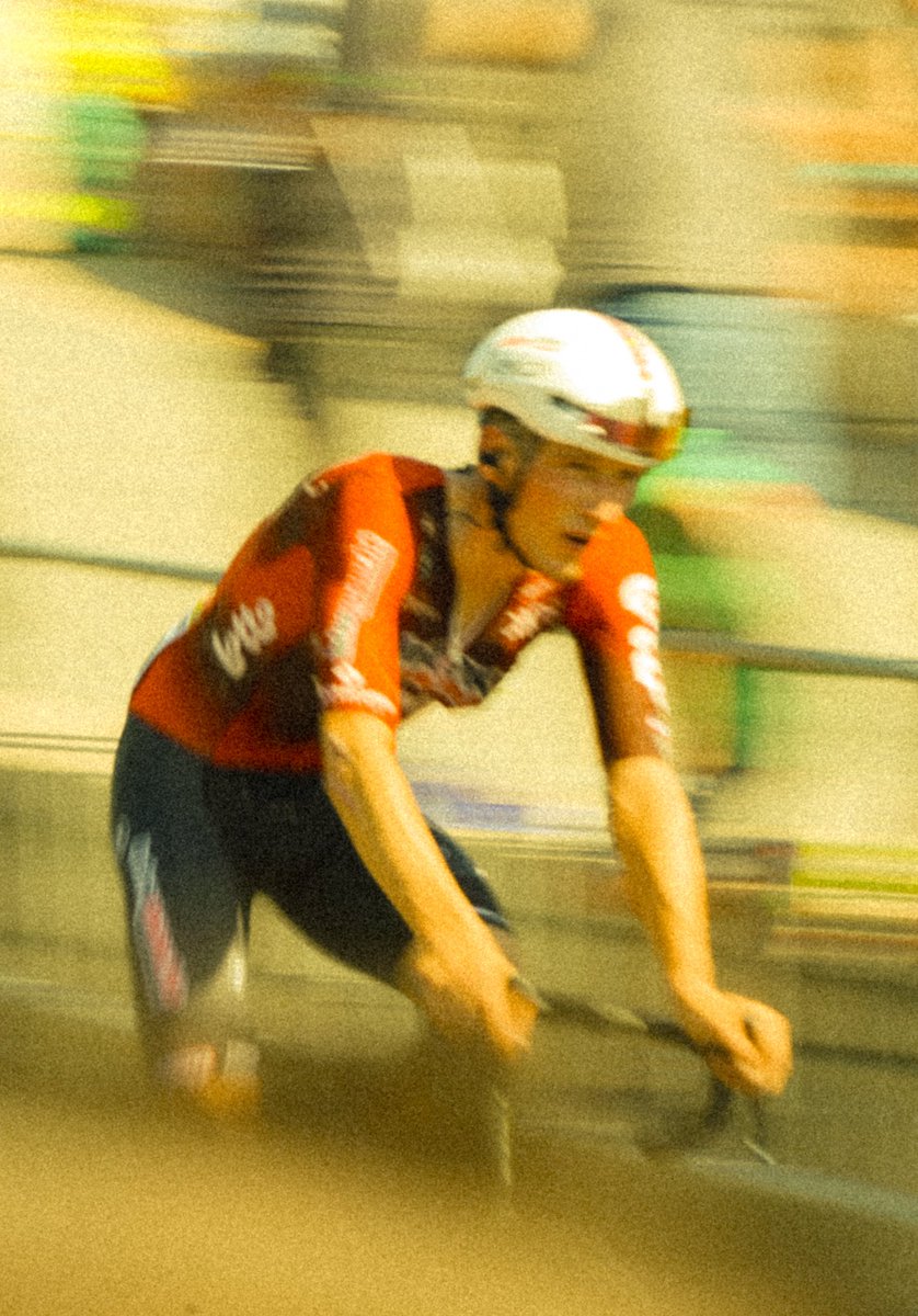 BarnetPlanet's tweet photo. De petit m'asseia amb el meu pare a veure les interminables etapes del @LeTour 
Ahir va passar per la meva ciutat.
I aquest record d'infància es va convertir en imatges.
Gràcies, @leTour per retornar-me durant uns segons a aquell nen que somiava amb estar a França. https://t.co/Ex9ktfubo9