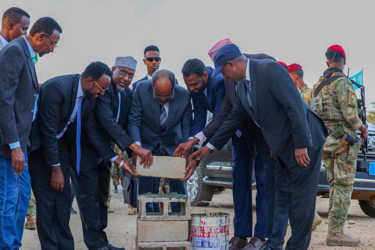 Mpwr_Somalia's tweet photo. 𝗧𝗛𝗘 𝗣𝗥𝗘𝗦𝗜𝗗𝗘𝗡𝗧 𝗢𝗙 𝗧𝗛𝗘 𝗙𝗘𝗗𝗘𝗥𝗔𝗟 𝗥𝗘𝗣𝗨𝗕𝗟𝗜𝗖 𝗢𝗙 𝗦𝗢𝗠𝗔𝗟𝗜𝗔 𝗟𝗔𝗬𝗦 𝗧𝗛𝗘 𝗙𝗢𝗨𝗡𝗗𝗔𝗧𝗜𝗢𝗡 𝗦𝗧𝗢𝗡𝗘 𝗙𝗢𝗥 𝗧𝗛𝗘 𝗥𝗢𝗔𝗗 𝗖𝗢𝗡𝗡𝗘𝗖𝗧𝗜𝗡𝗚 𝗦𝗛𝗔𝗔𝗧𝗜 𝗚𝗨𝗗𝗨𝗨𝗗 𝗔𝗜𝗥𝗣𝗢𝗥𝗧 𝗔𝗡𝗗 𝗕𝗔𝗜𝗗𝗢𝗔 https://t.co/L7ckRXG7cG