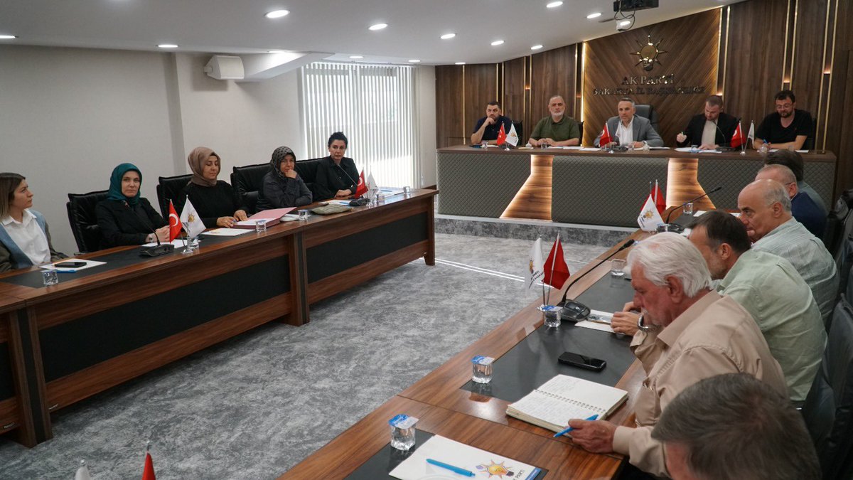AKPartiSakarya's tweet photo. AK Parti Sakarya İl Yönetim Kurulu Toplantısı, İl Başkanımız Sayın Yunus Tever başkanlığında gerçekleşti.
 
#ÇeyrekAsırlıkDestan https://t.co/B3q9EOW9VQ
