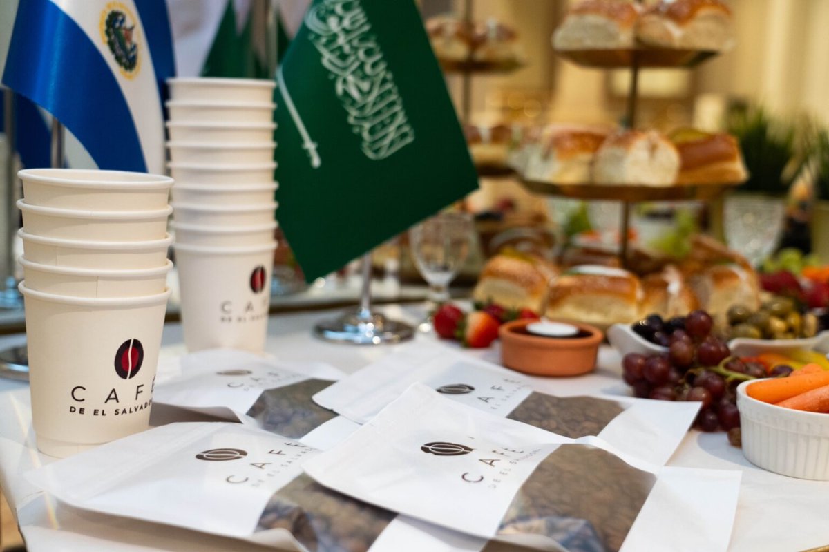 AdrianaMiraSV's tweet photo. #EmbajadaEnArabiaSaudita 🇸🇻🇸🇦

Llevamos nuestro café salvadoreño hasta el corazón de Asia. Cada taza acercó nuestras culturas y permitió compartir con el mundo la hospitalidad, la gastronomía y la calidad que distinguen a El Salvador. ☕️

Más detalles: 👇
 https://t.co/YY4LZrKhP1 https://t.co/i77pm6NaFv