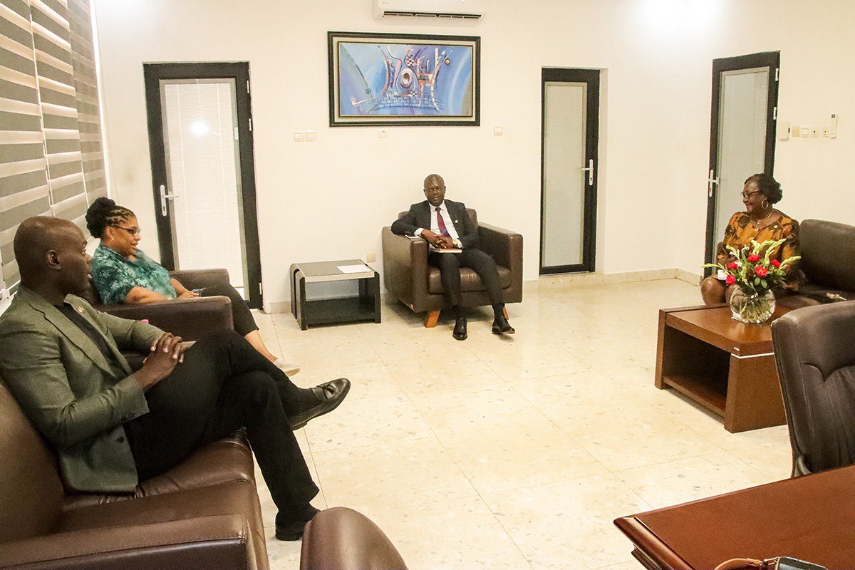officielccitogo's tweet photo. En visite à Lomé, la Haute Commissaire du Canada, Myriam Montrat, s'est entretenue avec les responsables de la CCI-Togo sur les perspectives de coopération économique entre le Togo et le Canada.
Lire l'article ⬇️
https://t.co/d8YujfG00S
#CCITogo #CanadaTogo #Cooperation https://t.co/yNjumhO6v0