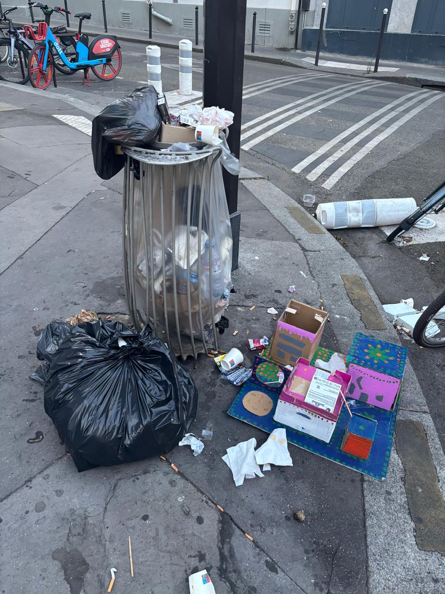 CapAdrien's tweet photo. Paris 20 ce soir : à quoi sert @P_Lbrd adjoint à la propreté et ses théories fumeuses sur les espaces vélo et la "vegétalisation" : un seul moyen pour que #Paris soit plus propre : plus d'équipes, plus de matériel , plus de fréquences  @egregoire @le_Parisien @lemondefr https://t.co/vvj1IpfzWT