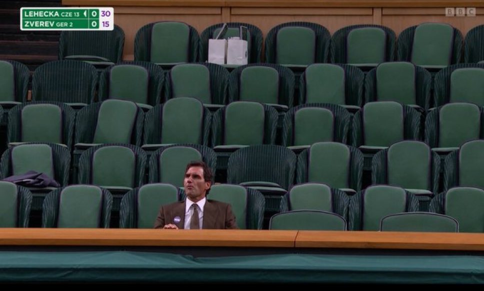 jmgmoron's tweet photo. Cuando te gusta el tenis, te gusta el tenis.

Roger Federer viendo solo el partido con todo el Royal Box vacío es la imagen pura de pasión por este deporte. https://t.co/TpIYbGW17z