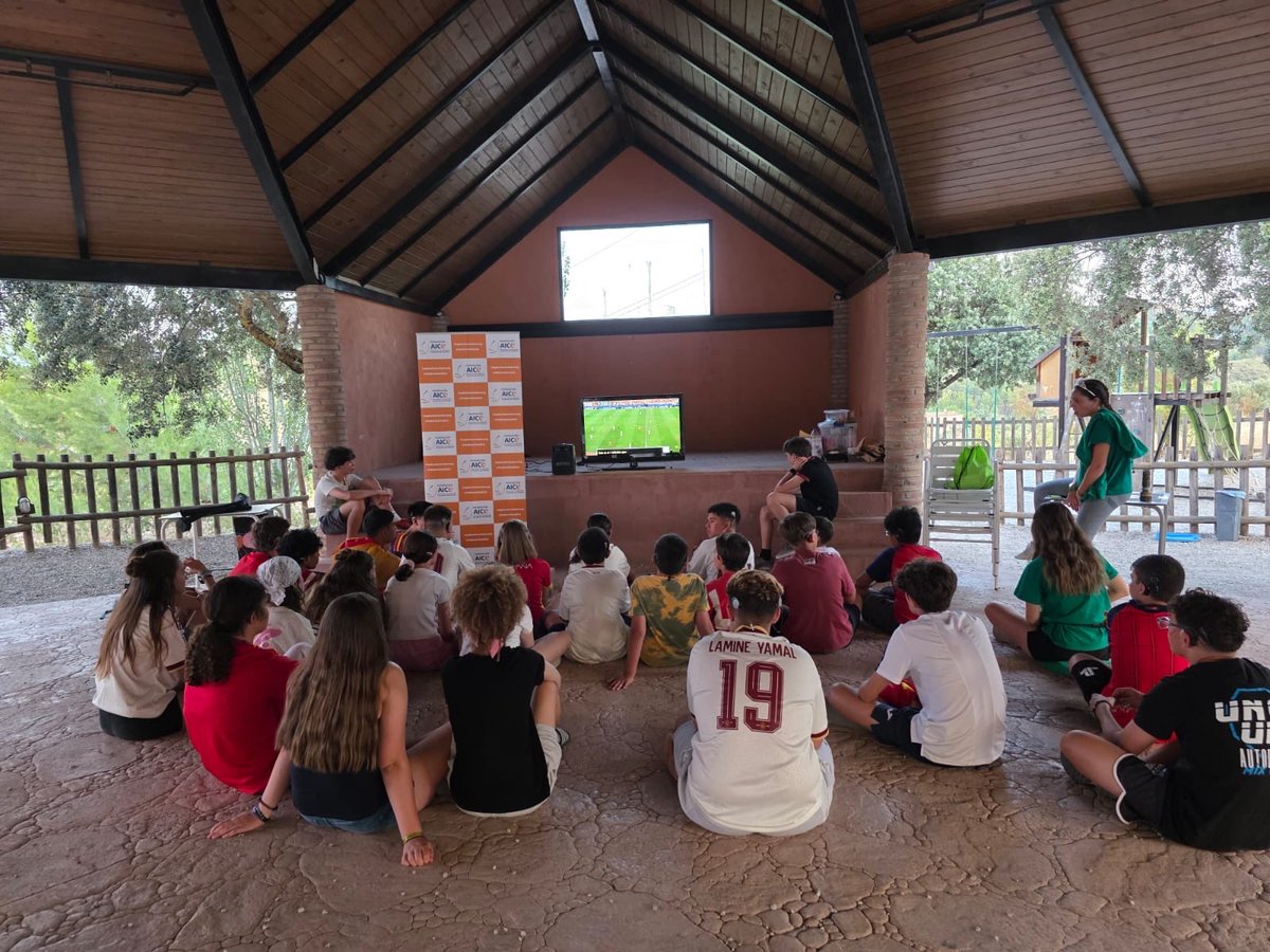 federacionaice's tweet photo. Cerramos el día todos juntos viendo el partido de España. Ambientazo y muchas ganas de animar ⚽🇪🇸 https://t.co/5bzocVElo9