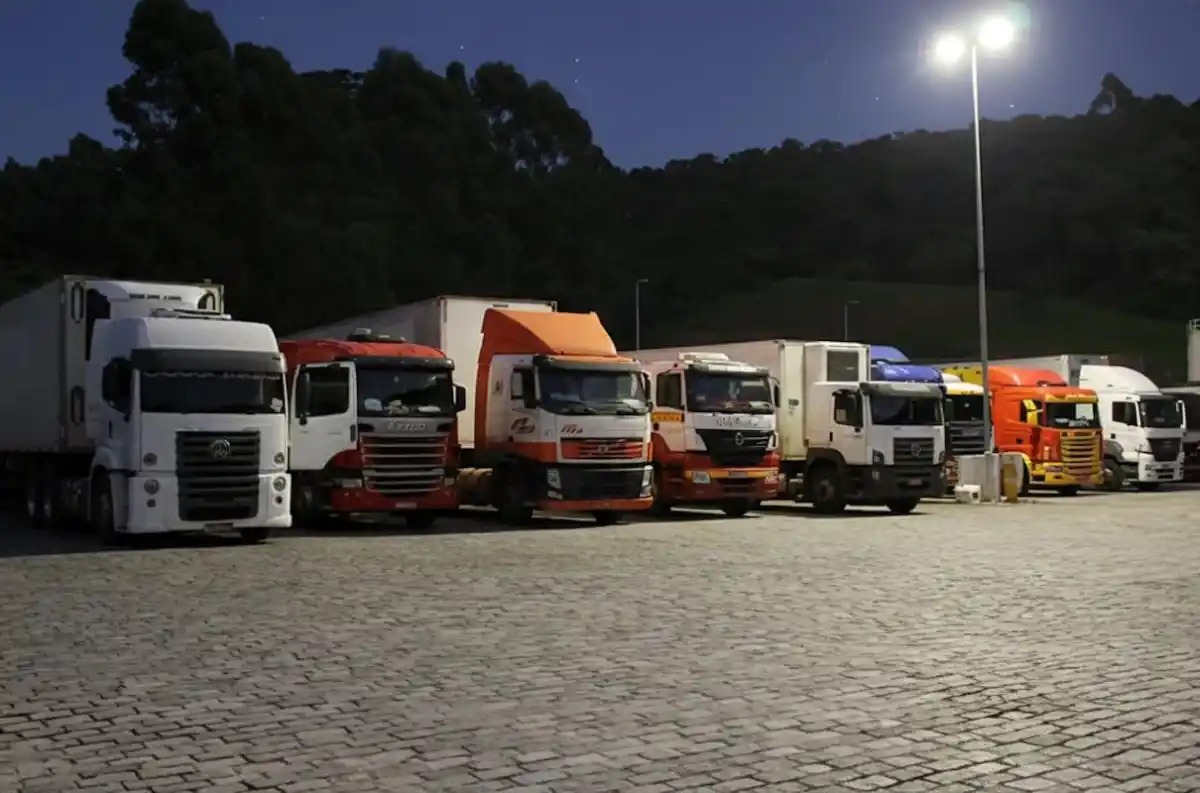divulga_radio's tweet photo. Governo Federal publicará portaria que aumenta a quantidade de áreas de descanso reconhecidas para caminhoneiros sem a construção de novos espaços
🚛🚚🚛🚚🚛🚚🚛🚚
VEJA CLICANDO AQUÍ ABAIXO 👇
https://t.co/Ykr5aevFOg https://t.co/rH0LAFpe51