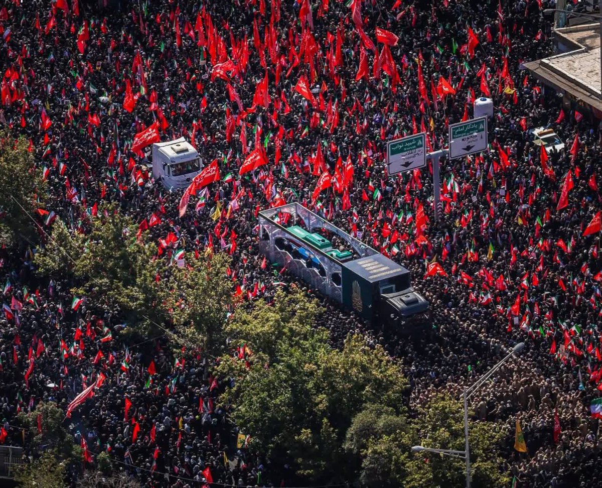 zarea_11's tweet photo. رفتار مردمی که هزارکیلومتر رابا مشقت  پیموده تا لحظاتی نظاره گر پیکر رهبرش باشند را نمیتوان با نظریه مشروعیت وبر یا مفهوم سیاسی لاگلین تحلیل کرد
آن استادحقوق عمومی که ۱۸دیماه، ضرورت تسلیم رهبری وواگذاری حکومت به اغتش*اشگران رانسخه میکرد بدون تردید چیزی ازحقوق اساسی بومی نمی‌داند https://t.co/fB6weQlVBE