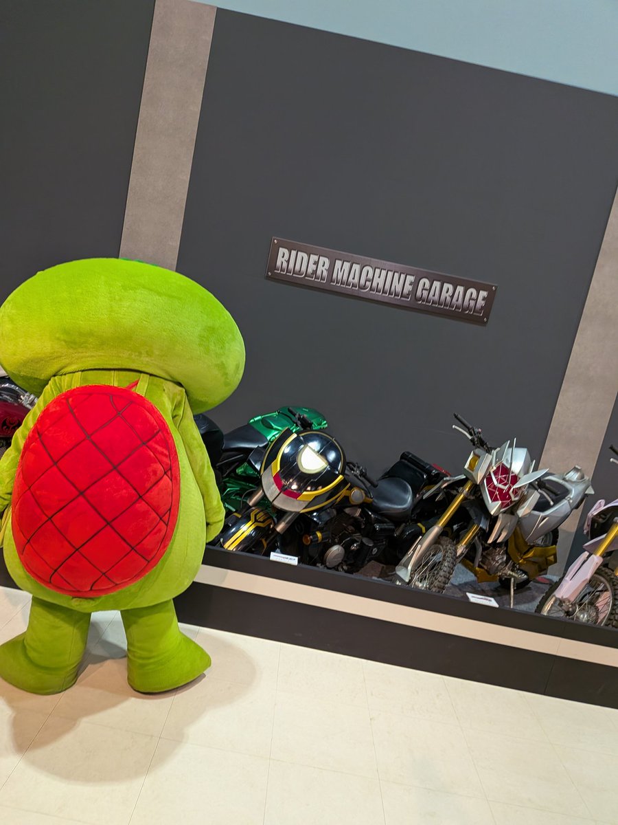 itsumyi89's tweet photo. @Shiki_kapal あのバイクたちは
撮影で使っていたものなの？？

カパルのお写真は
殆どコオラしか残ってないデス
あのエリア笑 https://t.co/DkOWU4RKlg
