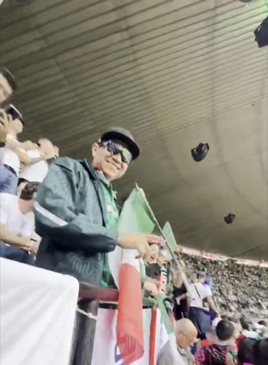 speedforall8's tweet photo. A Mexican man used his mosquito tactic to drink free beer at the Mexico vs England world cup match.... 

This is crazy 😂😂😂 https://t.co/kycpSx5kmv