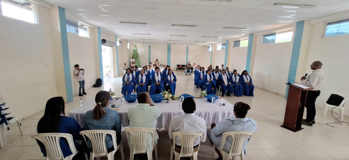 Agricultura_CZ1's tweet photo. #Esmeraldas l 🎓🌱 El MAGP graduó a productores de la Comunidad de Aprendizaje AFC, fortaleciendo sus capacidades para una producción más eficiente, sostenible y resiliente.

¡Felicitaciones a quienes culminaron este importante proceso de formación! 👏🌾 https://t.co/z5Z3U2Ndl6