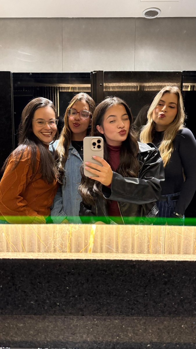 paraumanjols_'s tweet photo. só pra deixar registrado aqui as amizades mais lindas e especiais que o Luan me trouxe💖 love u
@agatinhadols @karenalvesg_ @FCValeLS @_withyousantana @CintiadoLuan @marivitorials @veemoreiras https://t.co/O0OgA9XLxL