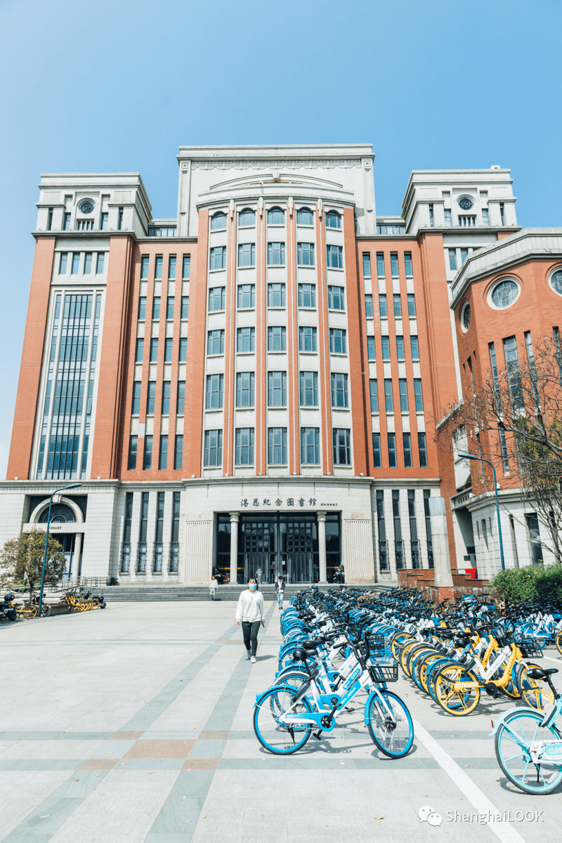 aandrew_luu11's tweet photo. A sun-drenched campus, a group of us laughing loud, diplomas in hand—this isn’t just the end, it’s the start of every dream we dared to chase. Graduation 2024 https://t.co/4HOKT30rRX