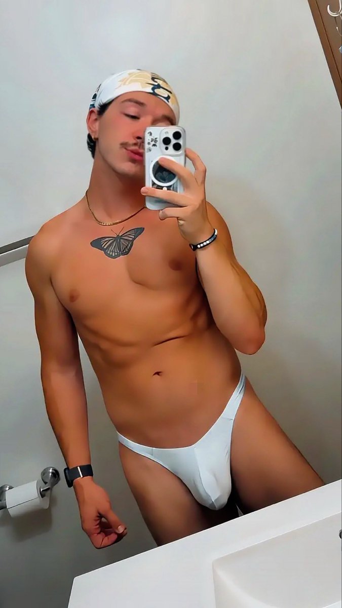 thatwildtwunk's tweet photo. Just a casual bathroom check-in… or is it? 😏 https://t.co/APuP68IZZk