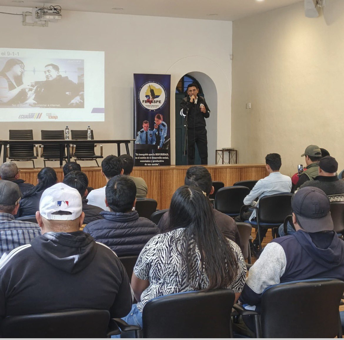 FENASPE1's tweet photo. 🔴🔴🔴
El aporte de las organizaciones sociales y de los gobiernos locales comprometidos @MunicipioCuenca @jennybermeom con la “profesionalizacion” del trabajador de la #seguridad privada, actor vital desde la prevención del delito para la seguridad ciudadana👮‍♂️✔️
@1Fenaspe https://t.co/is2fG2FWyf