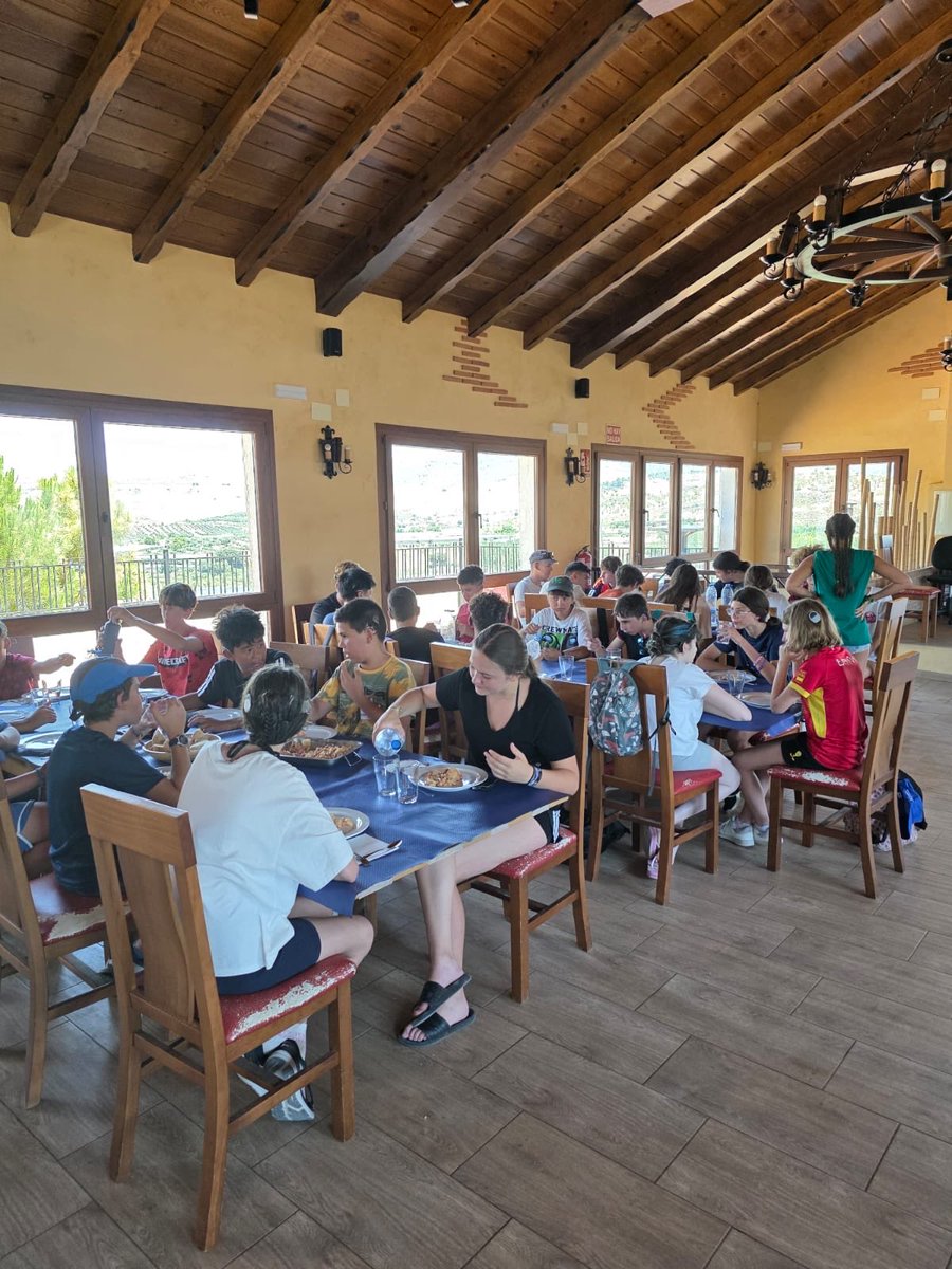 federacionaice's tweet photo. Día completo en Arenas del Rey: búsqueda del tesoro por la mañana, trabajo en equipo y muchas risas. Después, primer chapuzón en la piscina y, por la tarde, taller de pintura con muy buen ambiente. 

#CampAICE2026 #ImplanteCoclear https://t.co/HQuqtAuIEx