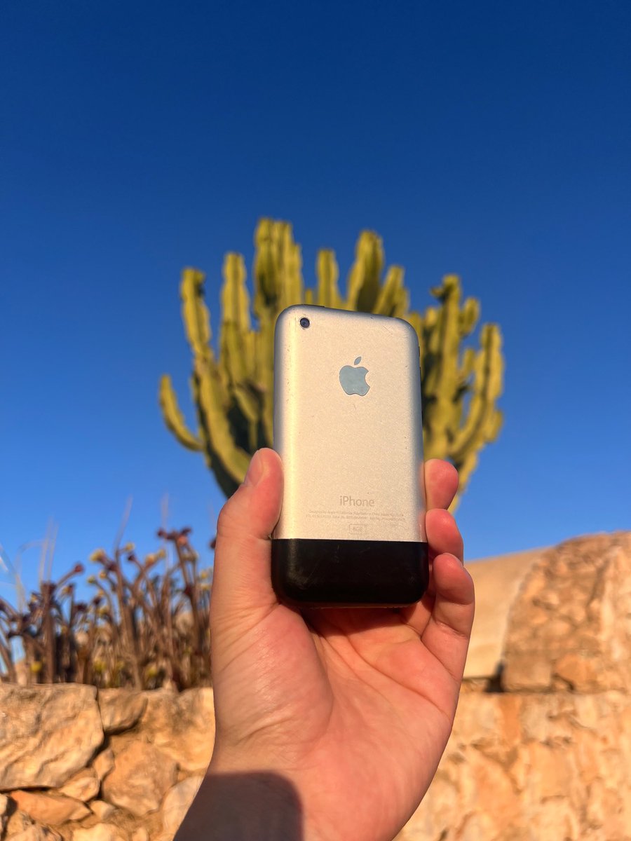 pixelsareboring's tweet photo. just bought an iphone https://t.co/8tYv9r1YLE