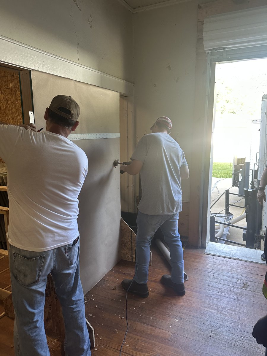 energyWV's tweet photo. #EnergyEfficiency contractor training is in full swing!
80+ active #WV contractors are getting paid training, hands-on experience + preparing for rebate-qualifying upgrades.
📸Check out photos from our recent training by @Everblue.
Sign up now → https://t.co/Hs1KGQS9KX https://t.co/5SeCz3kQdx