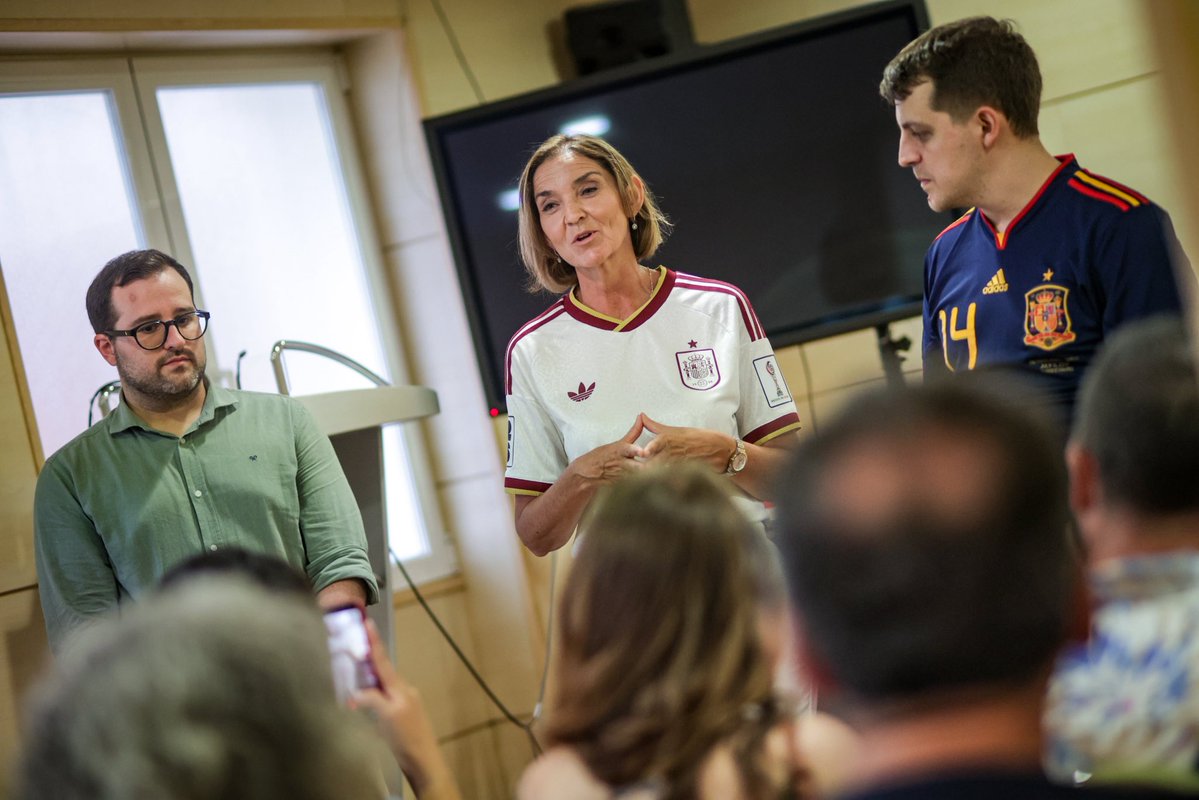 MarotoReyes's tweet photo. 🌹 El cambio en Madrid es imparable: tenemos proyecto, ambición y un equipo formidable. 

Gracias al apoyo recibido hoy de los compañeros y compañeras de Ciudad Lineal y Salamanca. https://t.co/HKbzqNlbnN